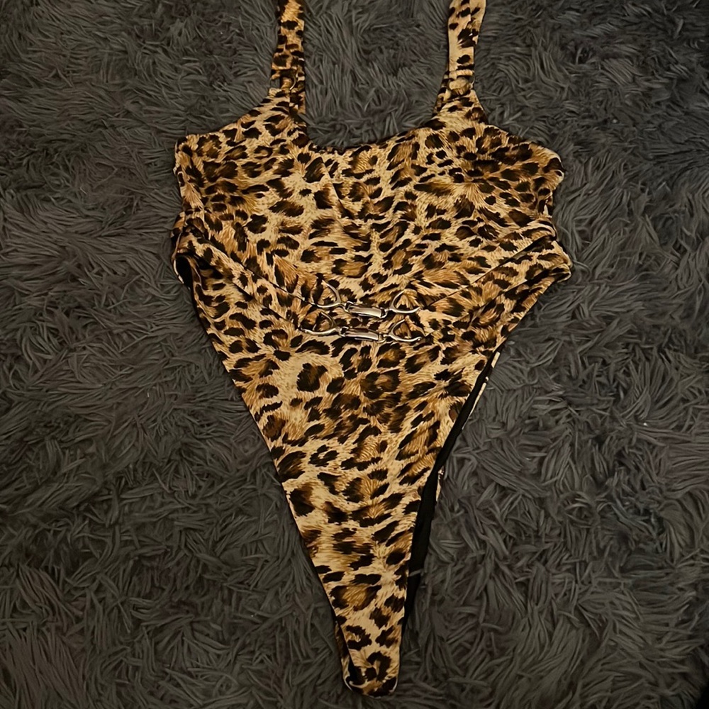 Sexy leopard top (wear with Jeans and a blazer). XL